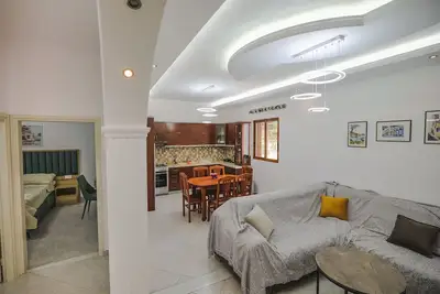 Image de A comfortable home-away-from-home experience, close to everything.