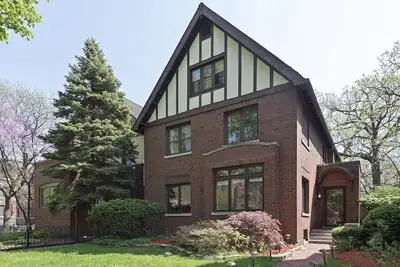 Image de Gorgeous historic mansion on UChicago campus. Renovation with original detail.