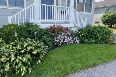 Image de Short walk to beach, shops, restaurants, large popular house.