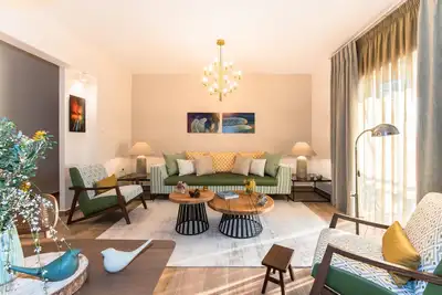 Image de Artsy Spacious Cozy 2 Bdr - 2 Bar Apartment in the quiet Glyfada Center