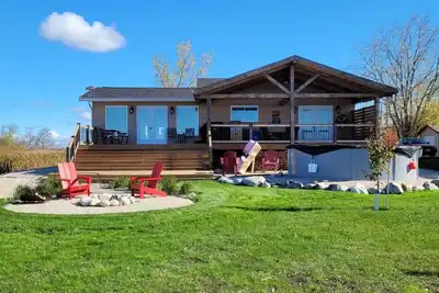 Image de Luxury 1900sf lake front cottage c/w game room, hot tub, pool, near golf course