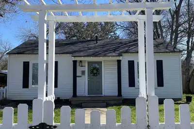 Image de Midterm cottage rental in the heart of Waco. Very private. Light and bright. \n