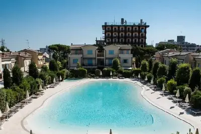 Appartement 'Residence Borgo Dei Fiori B05' avec piscine partagée, terrasse privée et climatisation