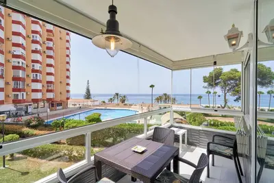 Image de Appartement 'Première Ligne avec Terrasse A104' vue mer, piscine partagée et Wi-Fi