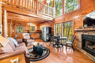 Image de ★2br Cabin Pigeon Forge w Hot Tub★Central Location