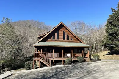 Image de Bear Up the Creek: Located on a serene creek in the heart of the Smoky Mountains