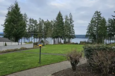 Image de 2-bedroom condo with fitness room, WiFi in beautiful Union, Wa. private beach.