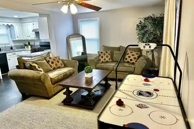 Image de Entire house Near Ub & Niagara Falls, HotTub, fire-pit