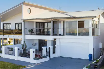 Image de Barrie Charm, a beachfront stay in point-blank views across the endless Pacific Ocean