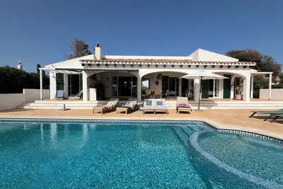 Image de Villa exclusive rénovée, magnifique vue mer, idéalement située, climatisée