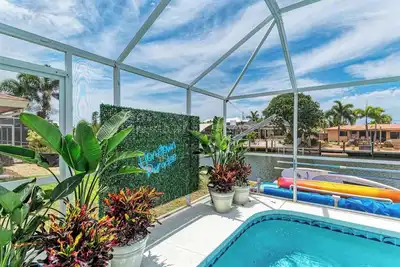 Image de Hometown Paradise- Canalfront home with dock and heated pool