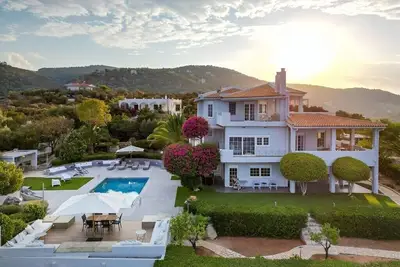 Image de Beach front villa with private sea water pool & amazing sea view to Saronic golf