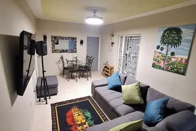 Image de Beautiful ground floor 2 bed apartment 5 min drive to the heart of Ocho Rios!