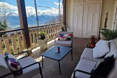 Image de Stunning views of Swiss Alps in this contemporary and stylish apartment.