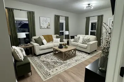 Image de Myrtle Lane home, nestled just  minutes  away from downtown! Newly remodeled