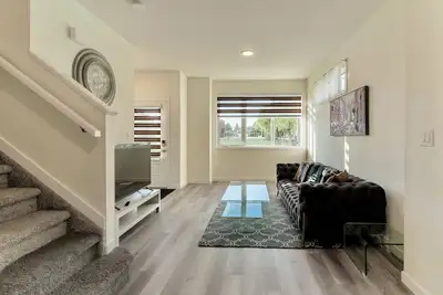 Image de Comfortable entire townhouse in downtown Edmonton.