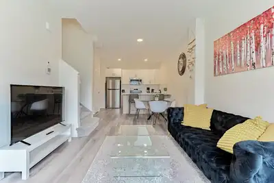 Image de Cozy 3 bedroom townhouse in downtown Edmonton.