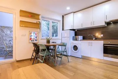 Image de Fancy 2bdr Apartment W\/ Patio by LovelyStay