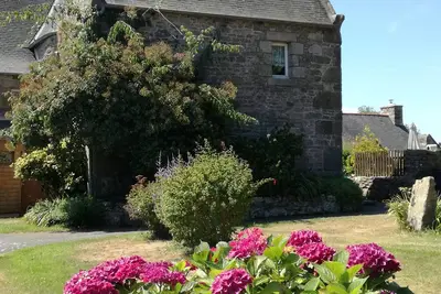 Image de Gîte en pierre bretonne près de la côte de granit rose et sa petite ferme.