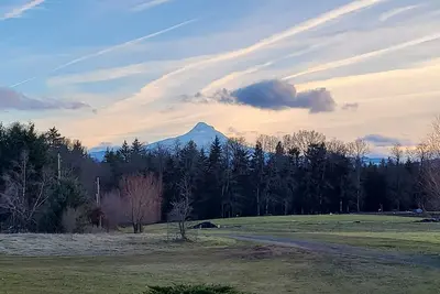 Image de Rustic 2nd story apartment with mountain views.