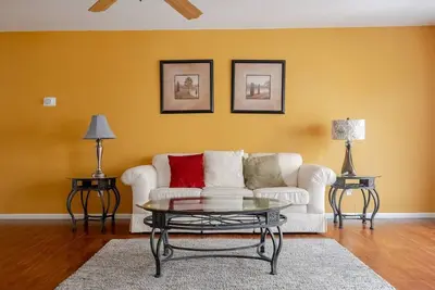 Image de Immense Home Minutes from the Airport open_in_new