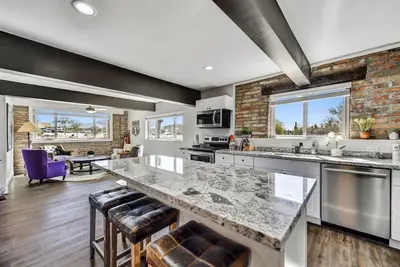 Image de Spacious 1250 Square Feet Completely Remodeled