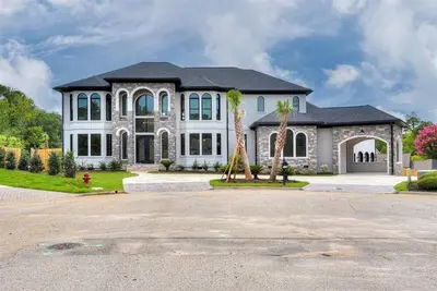 Image de Luxe 5-bedroom estate with expansive backyard, pool and outdoor kitchen