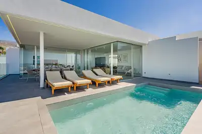 Villa de lujo con piscina climatizada y vistas espectaculares al mar