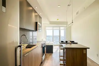 Image de Lake View New Elegant & Spacious Condo at Distillery District, Gym, Pool, Cowork