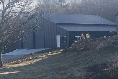 Image de A hikers delight! Exclusive access to hike 188 acres in the Ozark Mountains.