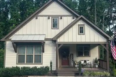 Image de Tims Ford Lake Home! Walk to marina/dinner, pool table, firepit, 2 kings + bunks