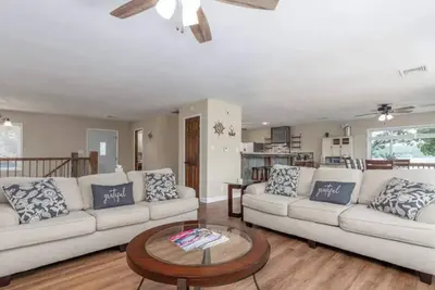 Image de Expansive Waterfront & Large Dock