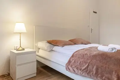 Image de Convenient Budget 2br Apt. Near Downtown