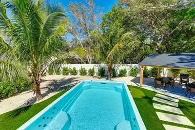 Image de New listing! Relaxing oasis. Fully furnished!