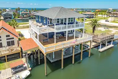 Image de New Luxury Waterfront @San Luis Pass 2 Primary Suites, Family Friendly Sleeps 18