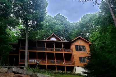 Image de Elegant Lake Front Home with Breathtaking Views in the Heart of Appalachia.