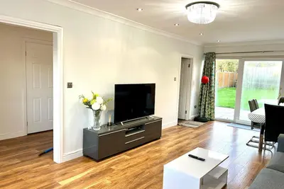 Image de Greenfield's Spacious Modern 3 Bedroom - Halkingcroft Home