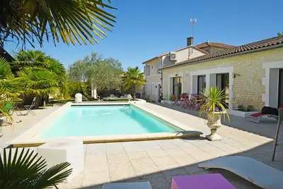 Image de Maison avec piscine chauffée et jacuzzi