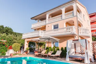 Cozy studio with pool and sea view in Villa Chiara