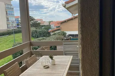 Image de Bel Appartement Entièrement Rénové au Pied de la Plage