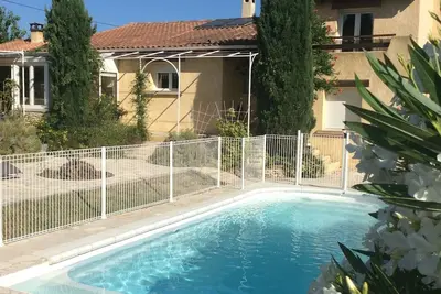 Image de Villa spacieuse avec piscine privée et sécurisée dans joli village provençal