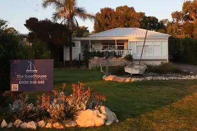 Image de Enjoy waterfront views and spectacular sunsets from this charming cottage.