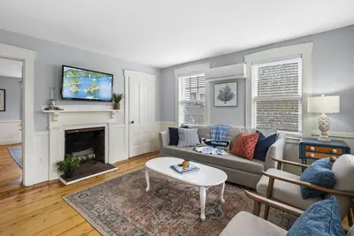 Image de Historic home with modern amenities in the heart of town, walk everywhere!