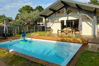 Image de Villa avec piscine. Animaux de compagnie acceptés.