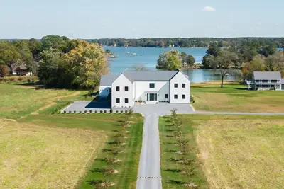 Image de Minutes from Downtown Easton and St. Michaels | Pool | Hot Tub | Pool House | Lu