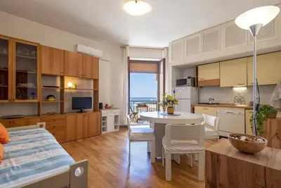 Image de La Casa e il Mare. Central apartment with sea view.