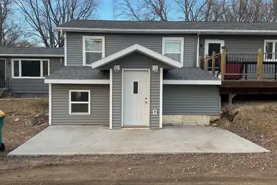 Image de Located across the road of West Lake Okoboji. 8 beds. Room for parking trailers