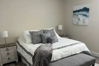 Image de Cozy 4-bedroom house with Ac and WiFi in Centereach, New York.