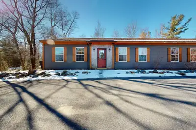 Image de Sunny duplex near forests and lakes with open layout, smart Tv, & washer\/dryer