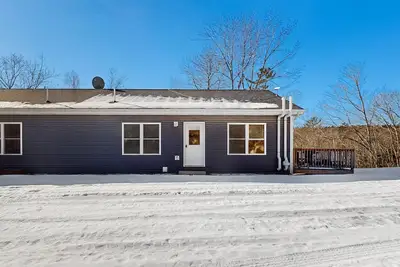 Image de Peaceful duplex with private deck, peaceful views, grill, & private W\/D